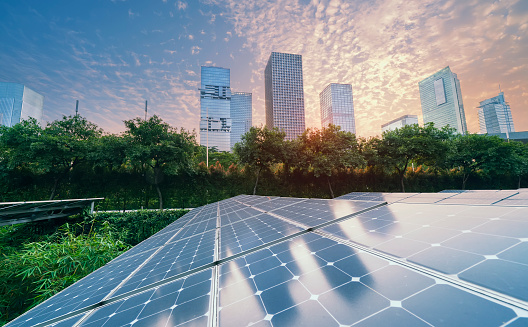 Planta de energía solar en la ciudad moderna en Sunset, energías renovables sostenibles photo