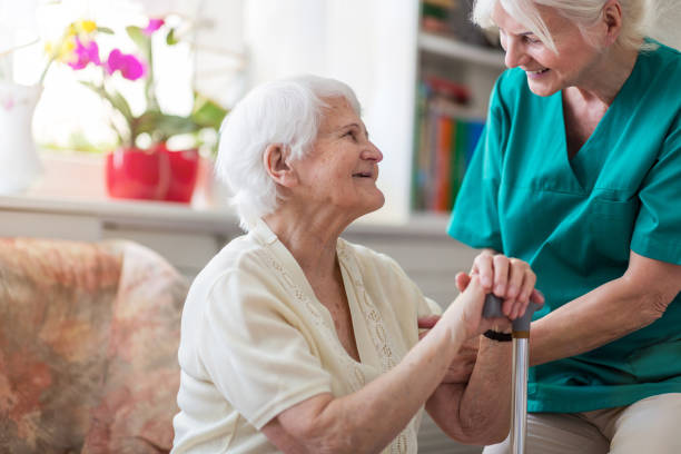 hausbetreuerin und ältere erwachsene frau - geriatric nurse stock-fotos und bilder