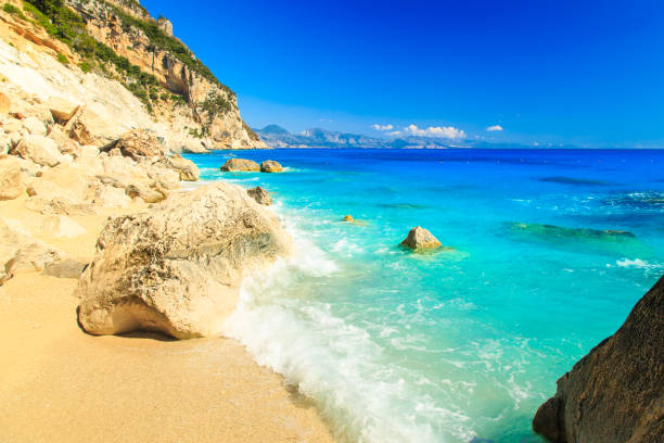 la bellissima cala goloritzè in sardegna - arch rock foto e immagini stock