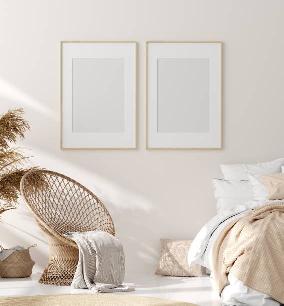 maquette de cadre dans l’intérieur de la chambre, chambre beige avec des meubles en bois naturel, style scandinave - lit ameublement photos et images de collection