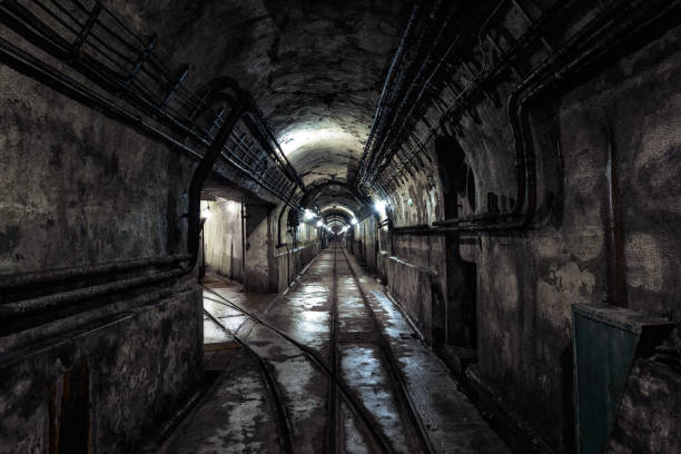 bunker militaire souterrain de la seconde guerre mondiale - abri anti bombe photos et images de collection