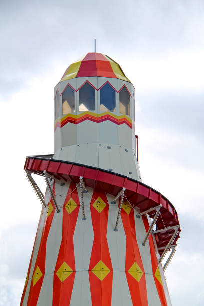 helter skelter ride. - skelter photos et images de collection