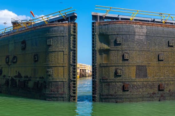 blocco miraflores del canale di panama, panama - braccio di mare foto e immagini stock