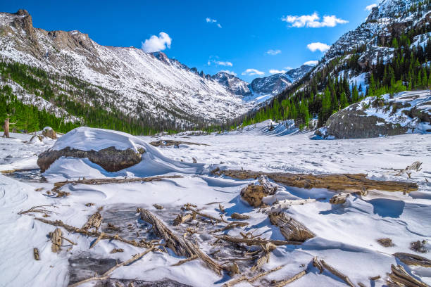 schöne frühlingswanderung zum black es lake im rocky mountain national park im estes park, colorado - cold lake frozen estes park stock-fotos und bilder