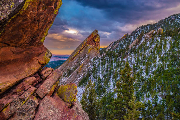 colorful sunset on flatirons in boulder, colorado - rocky mountains panoramic colorado mountain imagens e fotografias de stock
