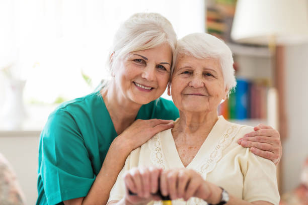 caregiver domestico e donna adulta anziana - geriatric nurse foto e immagini stock
