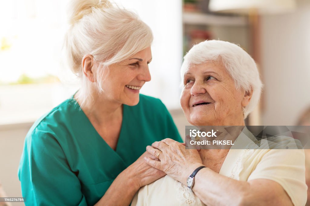 Hausbetreuerin und ältere erwachsene Frau - Lizenzfrei Krankenpflegepersonal Stock-Foto