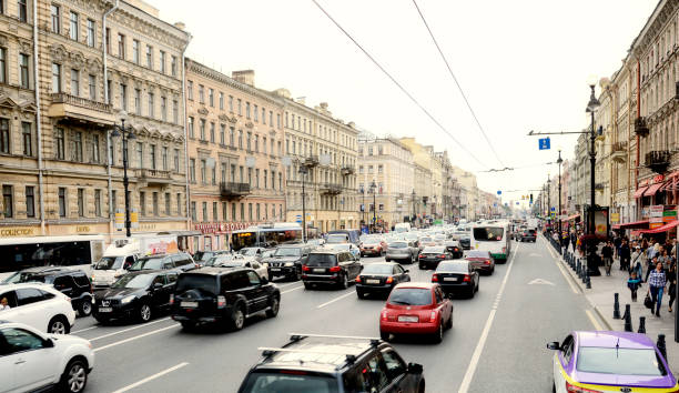 traffic et people on nevsky prospekt, saint-pétersbourg, russie. - nevsky prospekt photos et images de collection