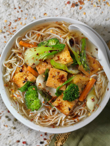knuspriger tofu und gemüse-pho - tofu chinese cuisine vegetarian food broccoli stock-fotos und bilder