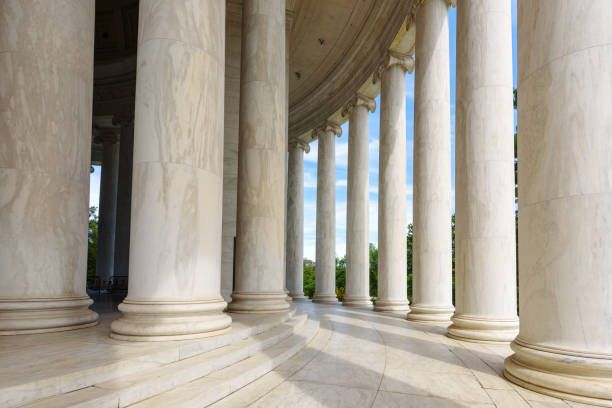 ionic columns at jefferson memorial, washington dc architecturel - colonnade stock-fotos und bilder