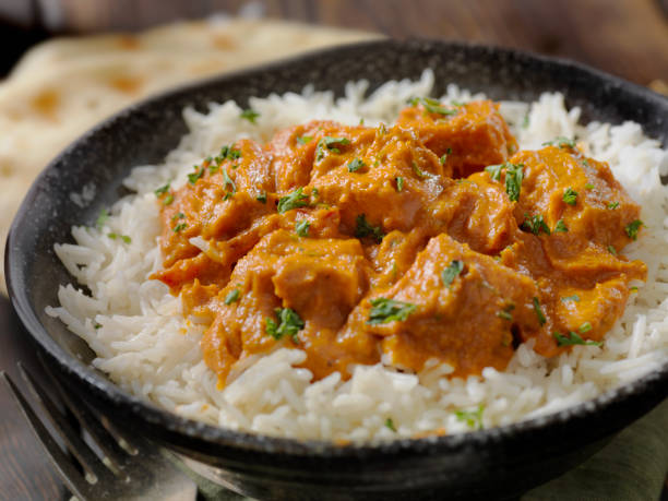 curry di tofu con riso e pane naan - canada rice foto e immagini stock