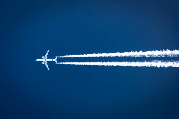 boeing 737 enter air fliegt vorbei. air to air foto von contrails - boeing stock-fotos und bilder