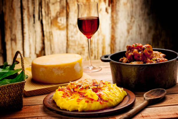 イタリアンフードポレンタ、ソース、ワイン、チーズ - polenta ストックフォトと画像