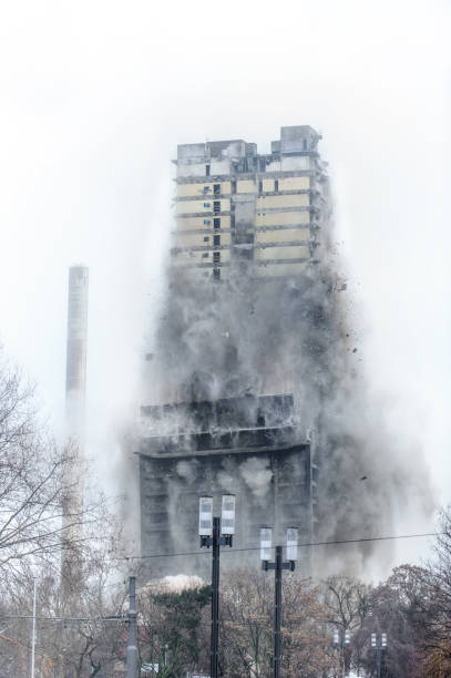 demolizione di edifici per implosione - imploding foto e immagini stock