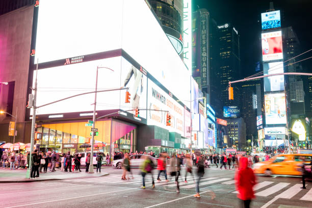 rua do cruzamento dos pedestrians na noite, quadrado de tempos, new york city - times square billboard street night - fotografias e filmes do acervo