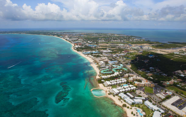 vista aérea do litoral de cayman grande, consoles de cayman - cayman islands - fotografias e filmes do acervo