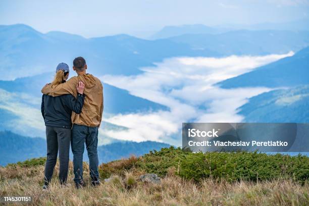 Người Đàn Ông Và Một Người Phụ Nữ Đứng Trên Nền Phong Cảnh Núi Hình ảnh Sẵn  có - Tải xuống Hình ảnh Ngay bây giờ - iStock