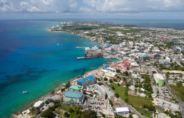 vue aérienne quartier financier grand cayman, iles caïmans - cayman islands photos et images de collection