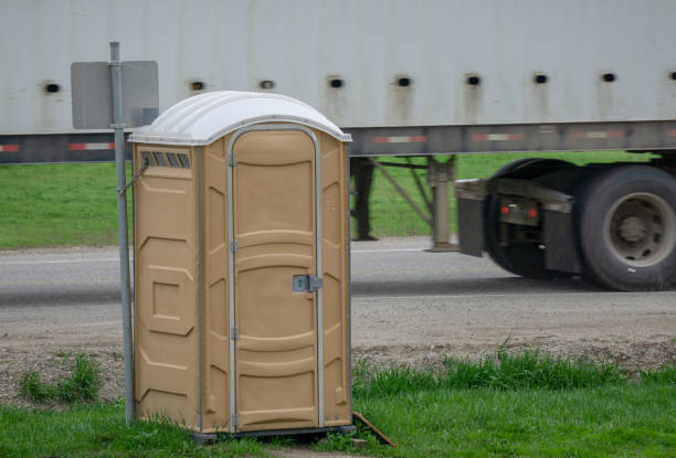 portapotty camion routier - porta potty photos et images de collection