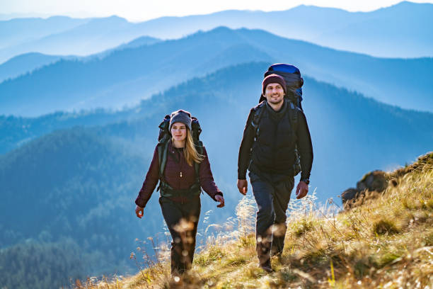 若いカップルは山に行く - climbing women sport mountain ストックフォトと画像