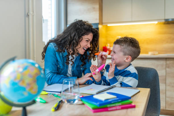 matka i syn rysunek razem, mama pomaga w odrabianiu lekcji - homework child mother parent zdjęcia i obrazy z banku zdjęć