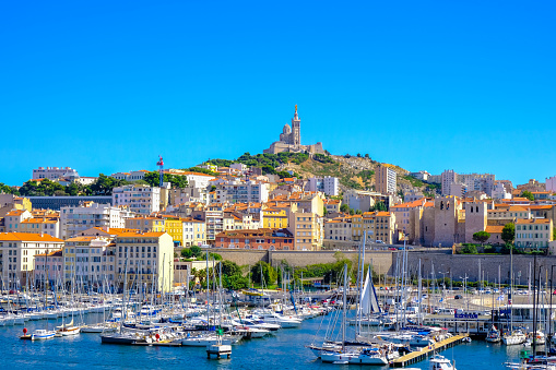 Terraplén de Marsella con yates y barcos en el puerto viejo y Notre Dame de la Garde. Vieux-Port de Marseille. photo