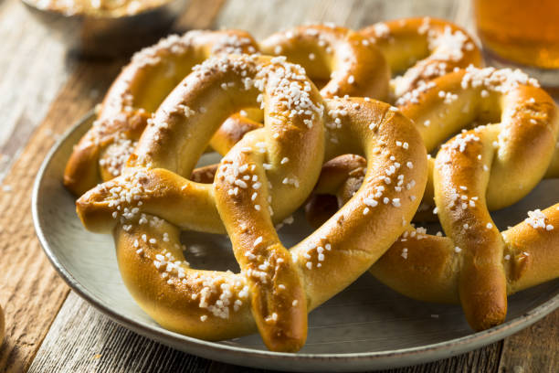 los pretzels blandos de baviera caseros - salted fotografías e imágenes de stock