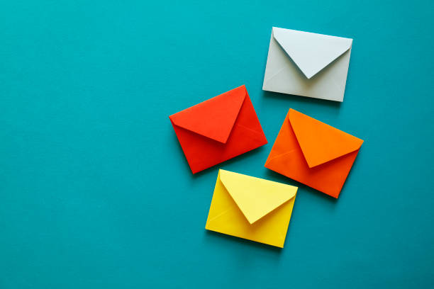 quatre enveloppes multicolores - email address photos et images de collection