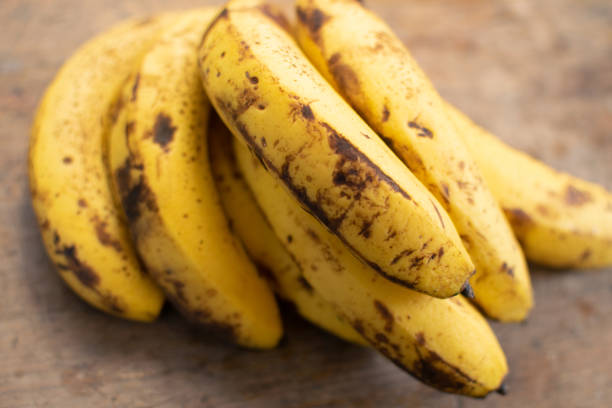 木のボード上のバナナ、レタッチと選択的フォーカスなし。 - banana bunch yellow healthy lifestyle ストックフォトと画像
