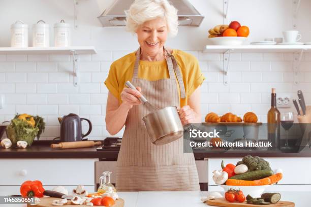 Hübsches Oma Kocht Veggie Abendessen Zoothy Lächeln Machen Veggie Mayo Stockfoto und mehr Bilder von Garkochen