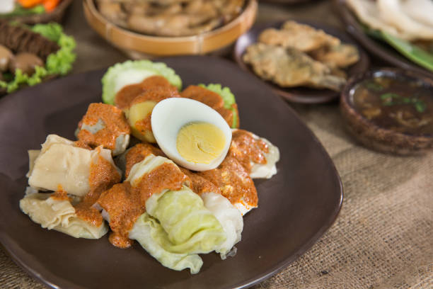 siomay. tradycyjne indonezyjskie jedzenie z sosem orzechowym - shumai zdjęcia i obrazy z banku zdjęć