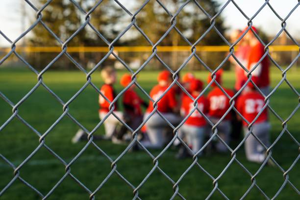 jungs vom sommer - baseballmannschaft stock-fotos und bilder