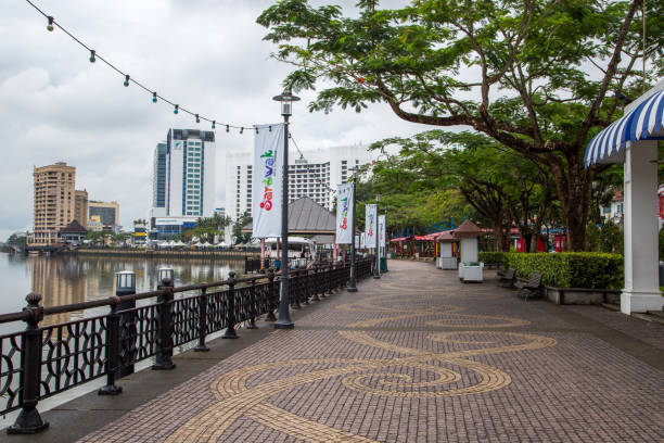 Malaysia: Kuching Waterfront The promenade along the Kuching waterfront, a park through the centre of the city with bistros and benches. kuching waterfront stock pictures, royalty-free photos & images