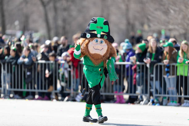 St. Patrick's Day Parade Chicago, Illinois, USA - March 16, 2019: St. Patrick's Day Parade, Person wearing a Lepruchan costume, waving, walking down Columbus Drive trebol stock pictures, royalty-free photos & images