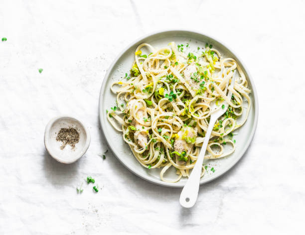 kurczak, por, linguine makaron carbonara na jasnym tle, widok z góry - italian cuisine linguini chicken pasta zdjęcia i obrazy z banku zdjęć