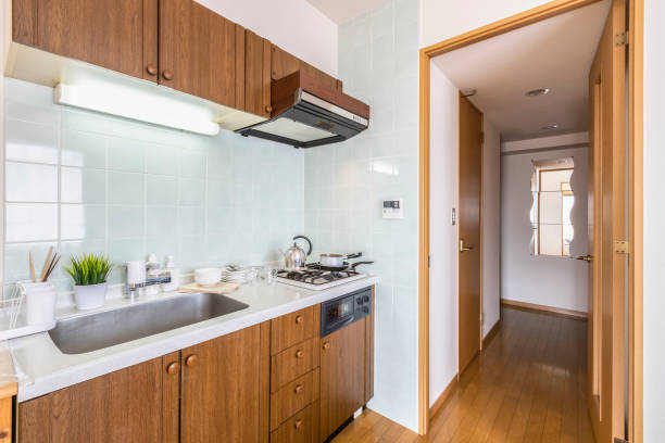 작은 아파트에 나무 부엌 카운터 - small domestic kitchen apartment rental 뉴스 사진 이미지