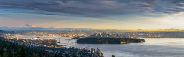 夕暮れ時のバンクーバーのスカイラインのパノラマ空中ビュー - district of north vancouver ストックフォトと画像