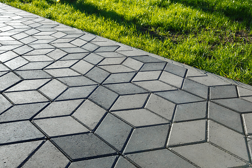El sendero del parque está pavimentado con azulejos de hormigón en forma de diamante. photo