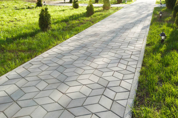 the footpath in the park is paved with diamond shaped concrete tiles. on the lawn - small decorative lights. - driveway brick paving stone interlocked imagens e fotografias de stock