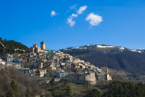 Santo Stefano di Sessanio pueblo medieval en la montaña de Abruzzo, Italia photo