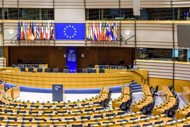 close-up en la mesa del presidente del parlamento europeo en el hemiciclo de bruselas, bélgica. - northern europe audio fotografías e imágenes de stock