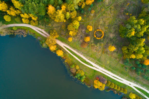 осенняя природа центральной россии с высоты. - coastline aerial view forest pond стоковые фото и изображения