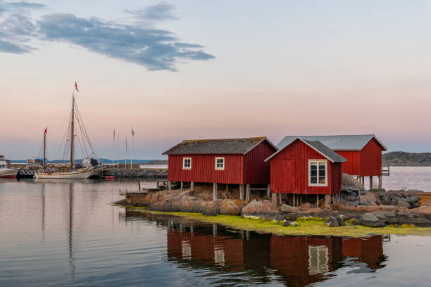 schwedische küstenhütten - fishing village stock-fotos und bilder