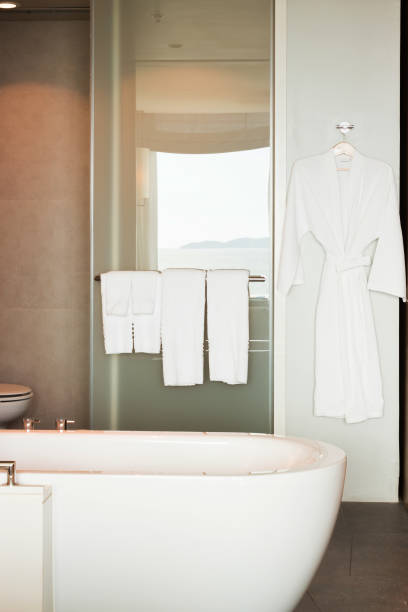 design degli interni del bagno con vasca da bagno - towel hanging bathroom railing foto e immagini stock