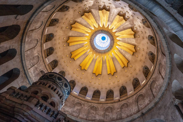 iglesia del santo sepulcro jerusalén israel - christianity church indoors illuminated fotografías e imágenes de stock