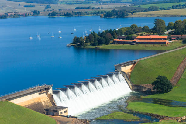 flying dam wall waterfall boats landschaft - midmar stock-fotos und bilder