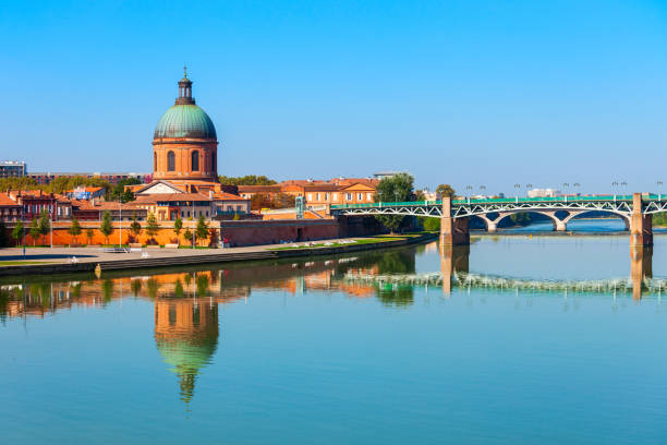 Hospital Saint Joseph Chapel, Toulouse Chapel of hospital Saint Joseph de la Grave and Garonne river embankment in Toulouse city in France embankment photos stock pictures, royalty-free photos & images