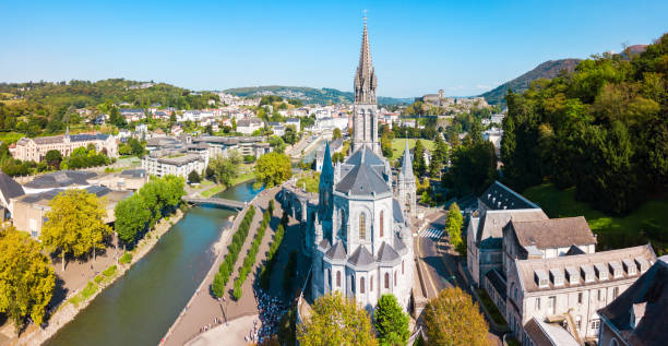 sanctuaire notre dame église, lourdes - our lady photos et images de collection