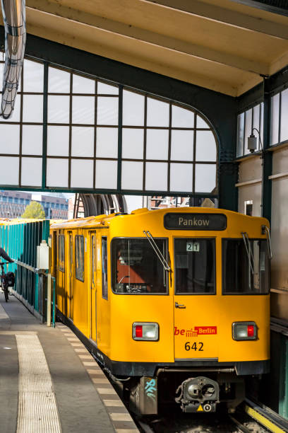 le train u-bahn arrive à la station de métro gleisdreieck à berlin - train railroad station platform railroad station vehicle door photos et images de collection