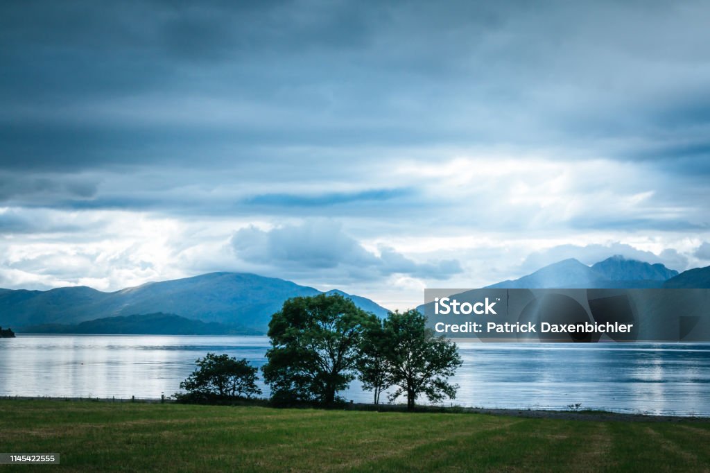 Phong Cảnh Hồ Cảnh Huyền Bí Ở Scotland Bầu Trời Nhiều Mây Đồng Cỏ Cây Cối  Và Hồ Với Ánh Nắng Mặt Trời Dãy Núi Ở Phía Sau Loch Linnhe Hình ảnh